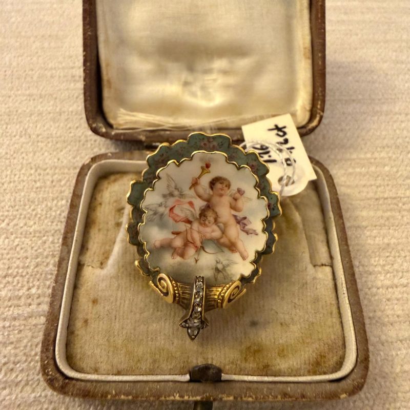 Altın Mineli Eros Figürlü Victorian Broş