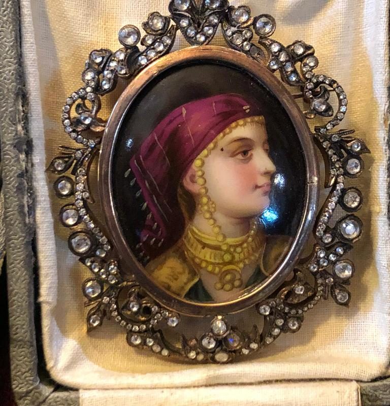 Elmas Taşlı Oryantal Kadın Figürlü Broş